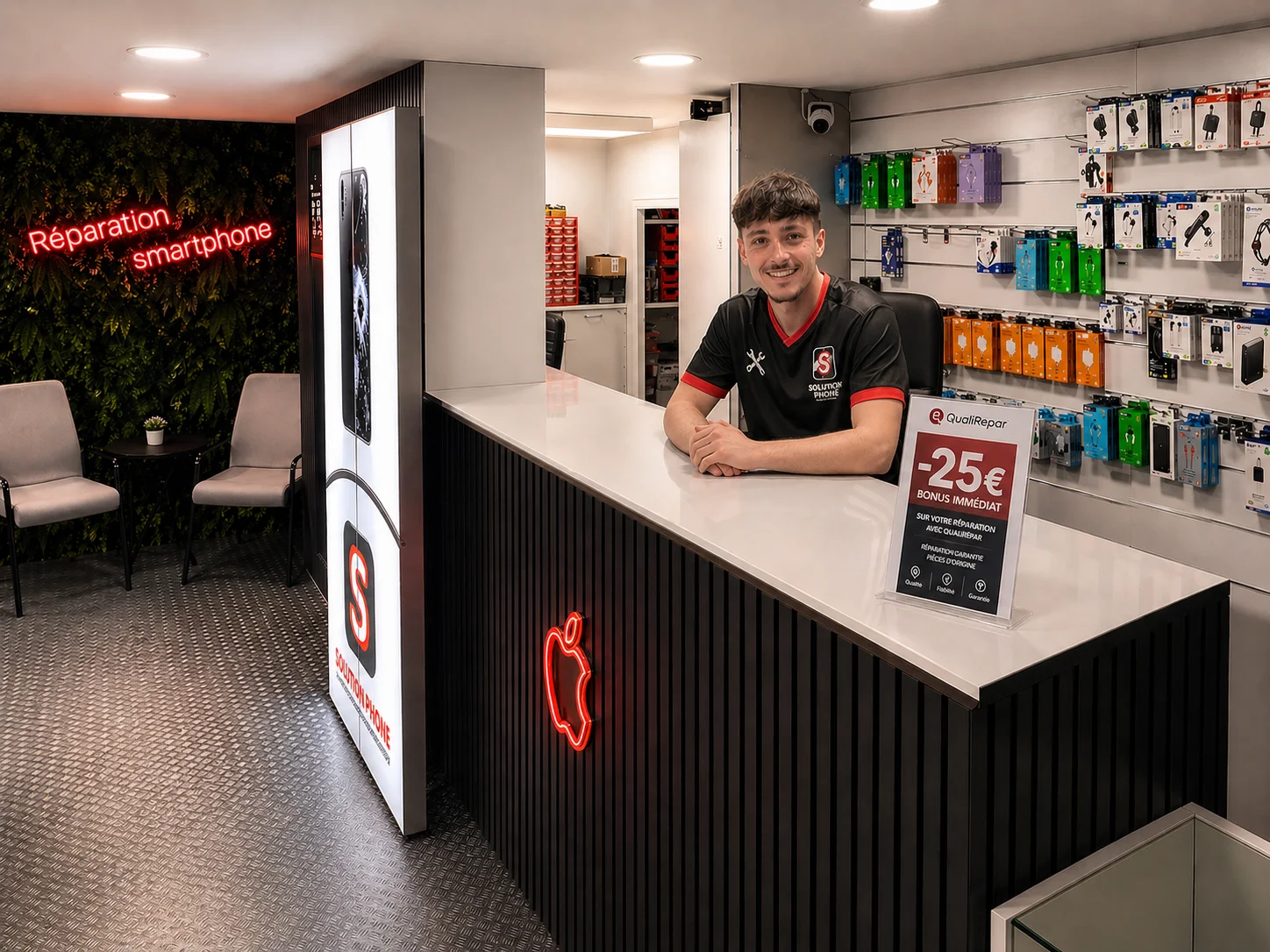 L’équipe au comptoir de la boutique Solution Phone à Mâcon